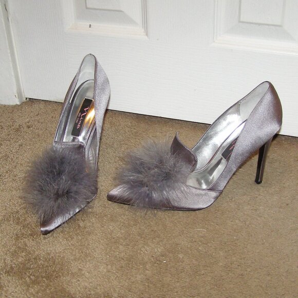 NEW size 39/9 NINA shoes Gray satin pumps with Feather pouf in front - Picture 1 of 12